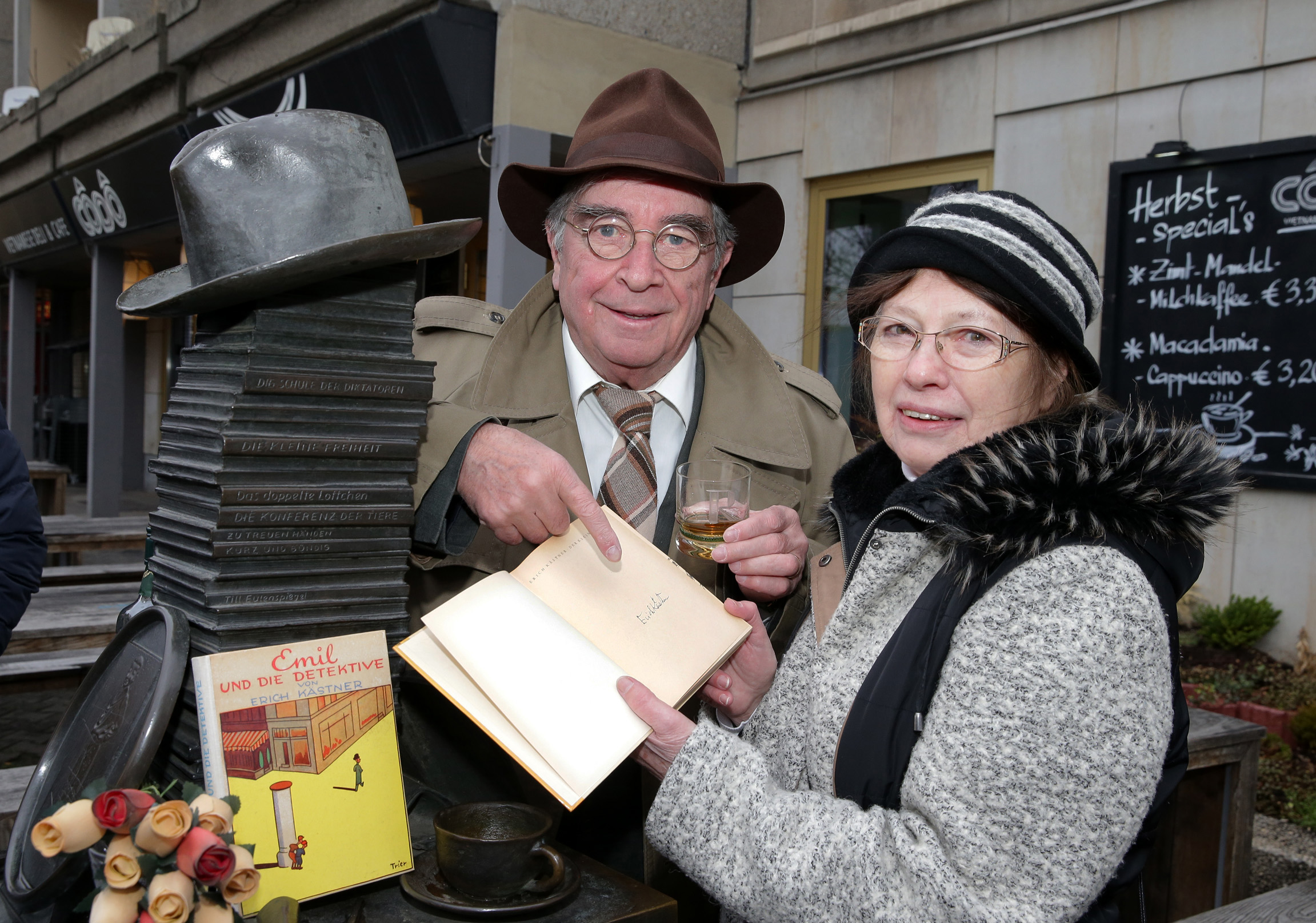 Roland Fröhlich vor dem Denkmal am Albertplatz