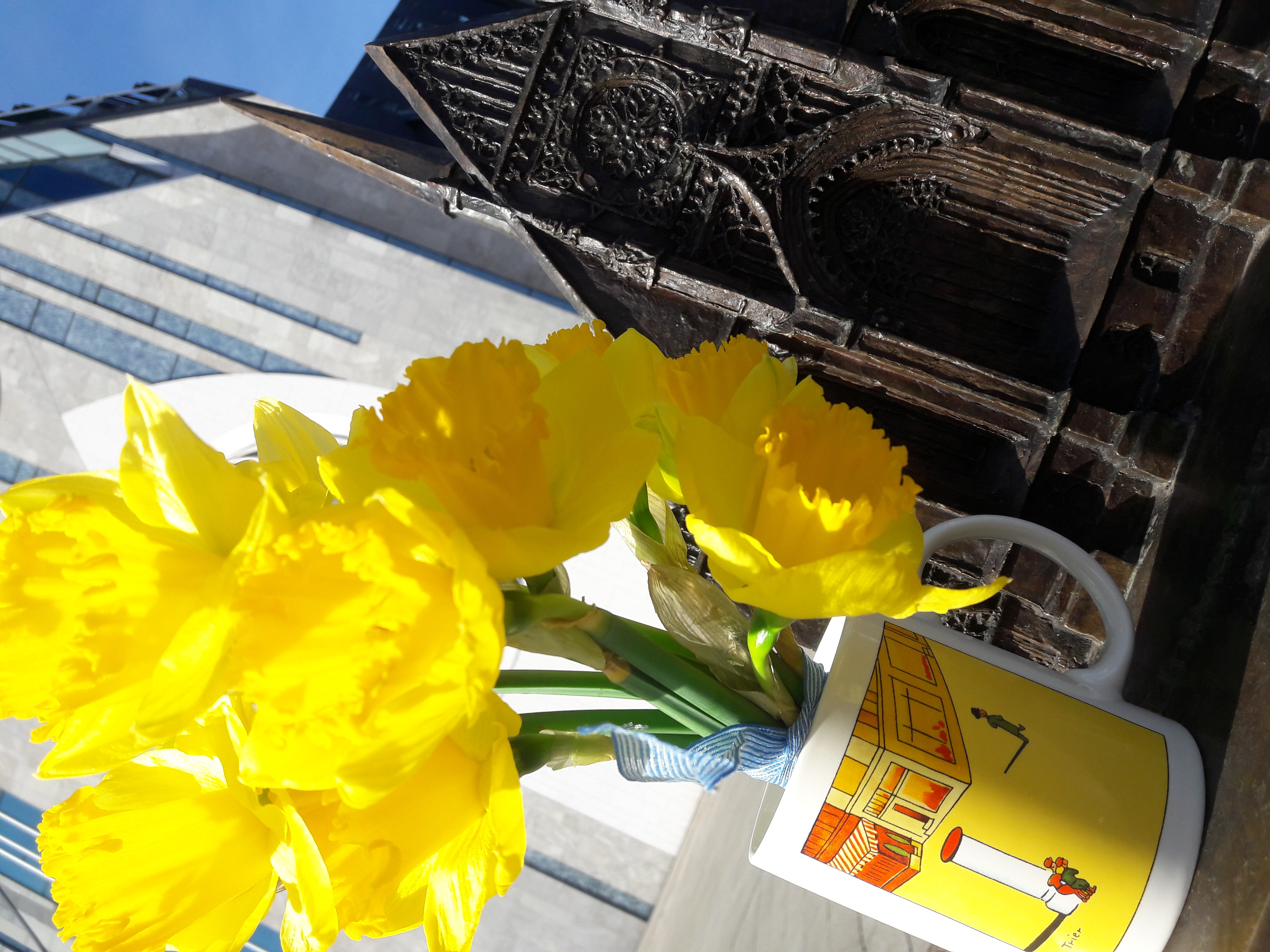 Emil Tasse mit Blumen vor der alten Universitätskirche in Leipzig