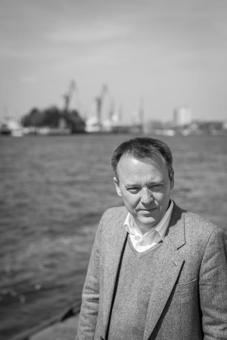 Portraitfoto Mirko Bonné