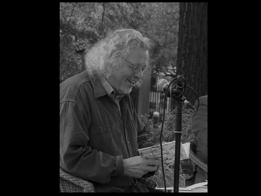 Thomas Rosenlöcher im Garten der Villa Augustin