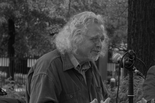Thomas Rosenlöcher im Garten der Villa Augustin