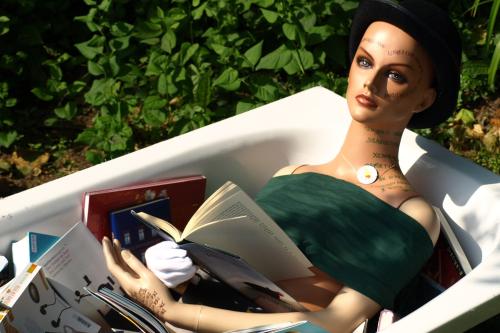 Puppe mit Büchern in Badewanne