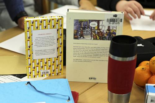 Tisch mit Büchern