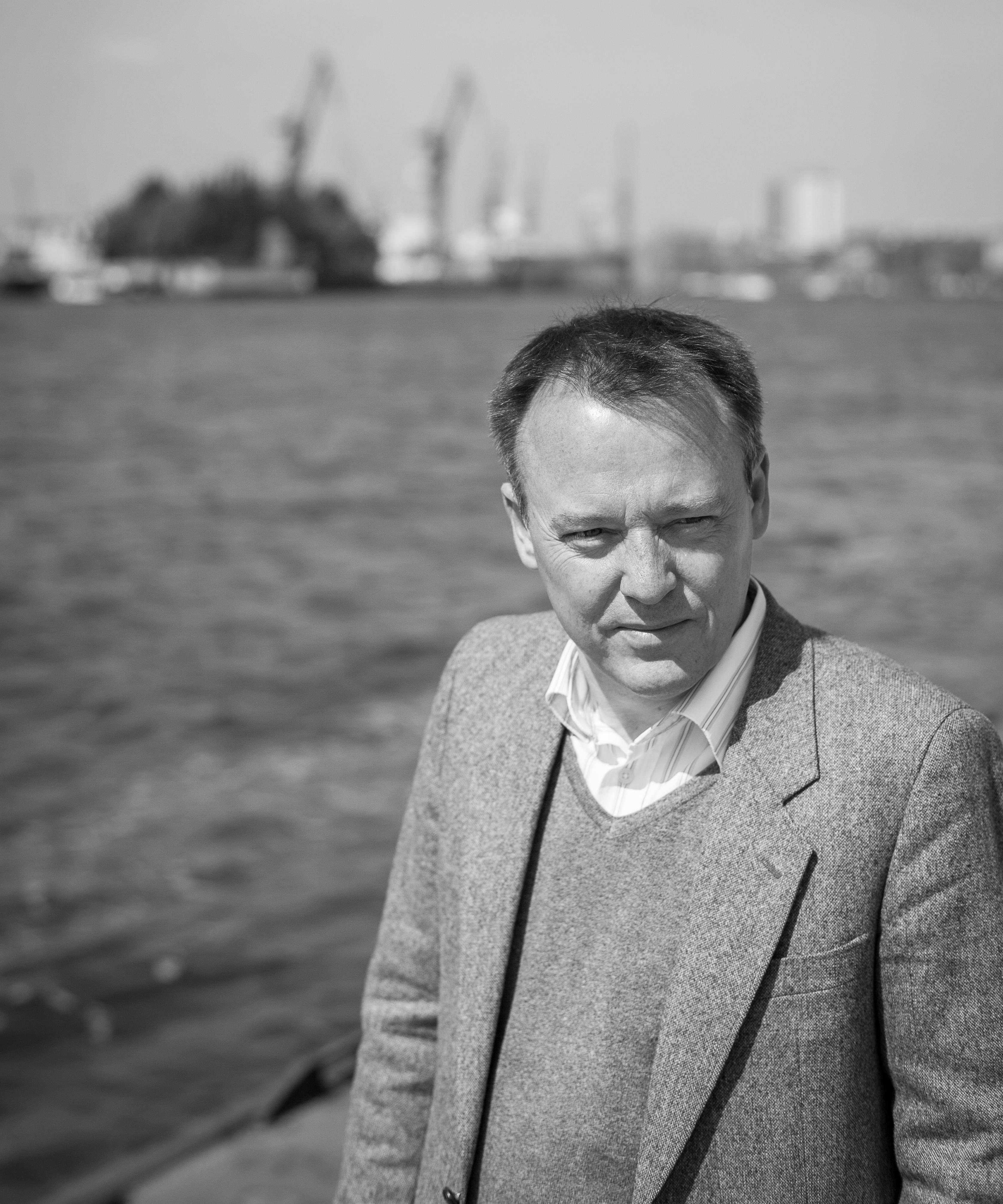 Portraitfoto Mirko Bonné