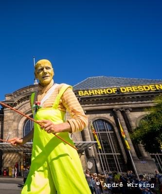 Schauspieler vor dem Bahnhof Neustadt