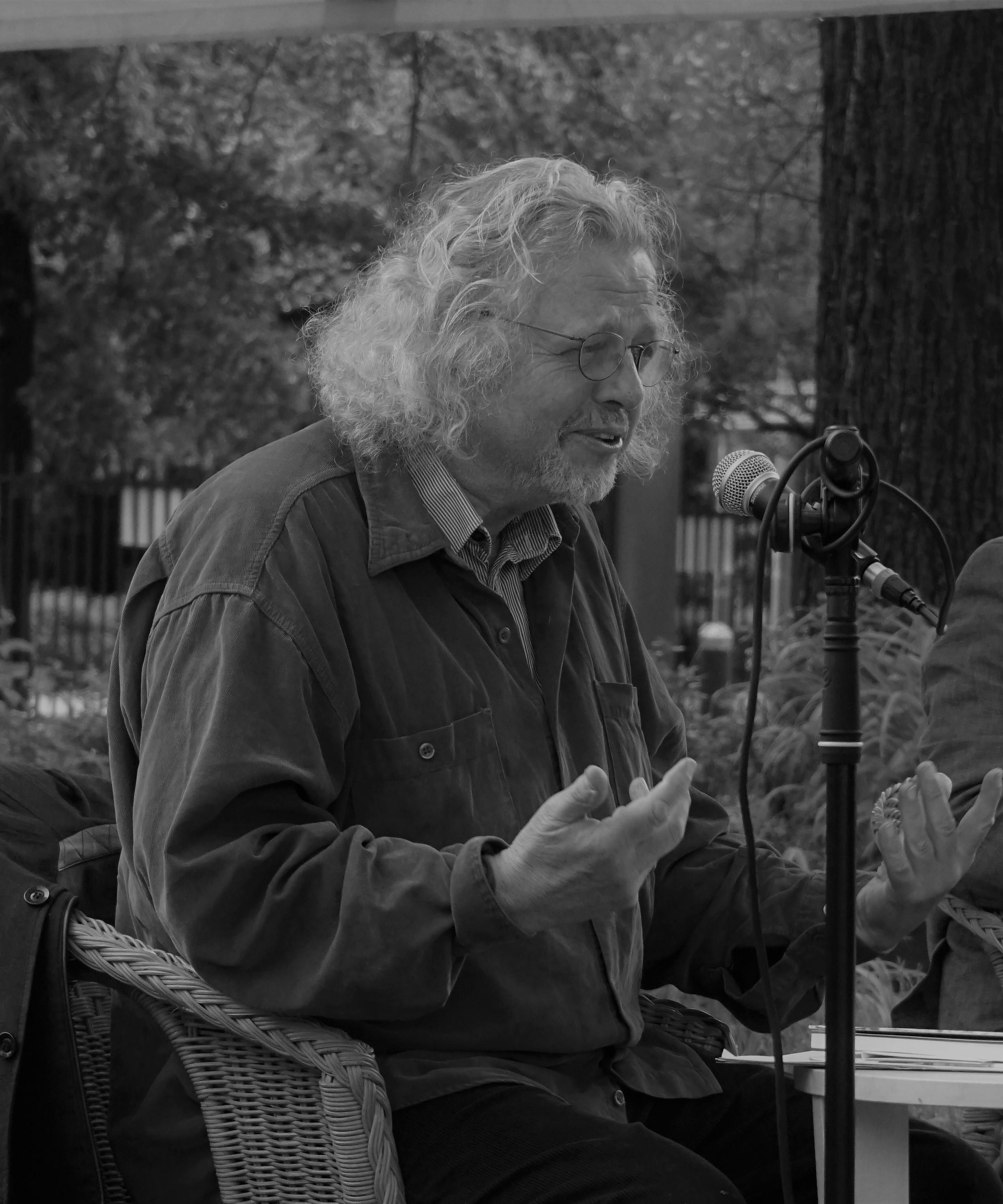 Thomas Rosenlöcher im Garten der Villa Augustin