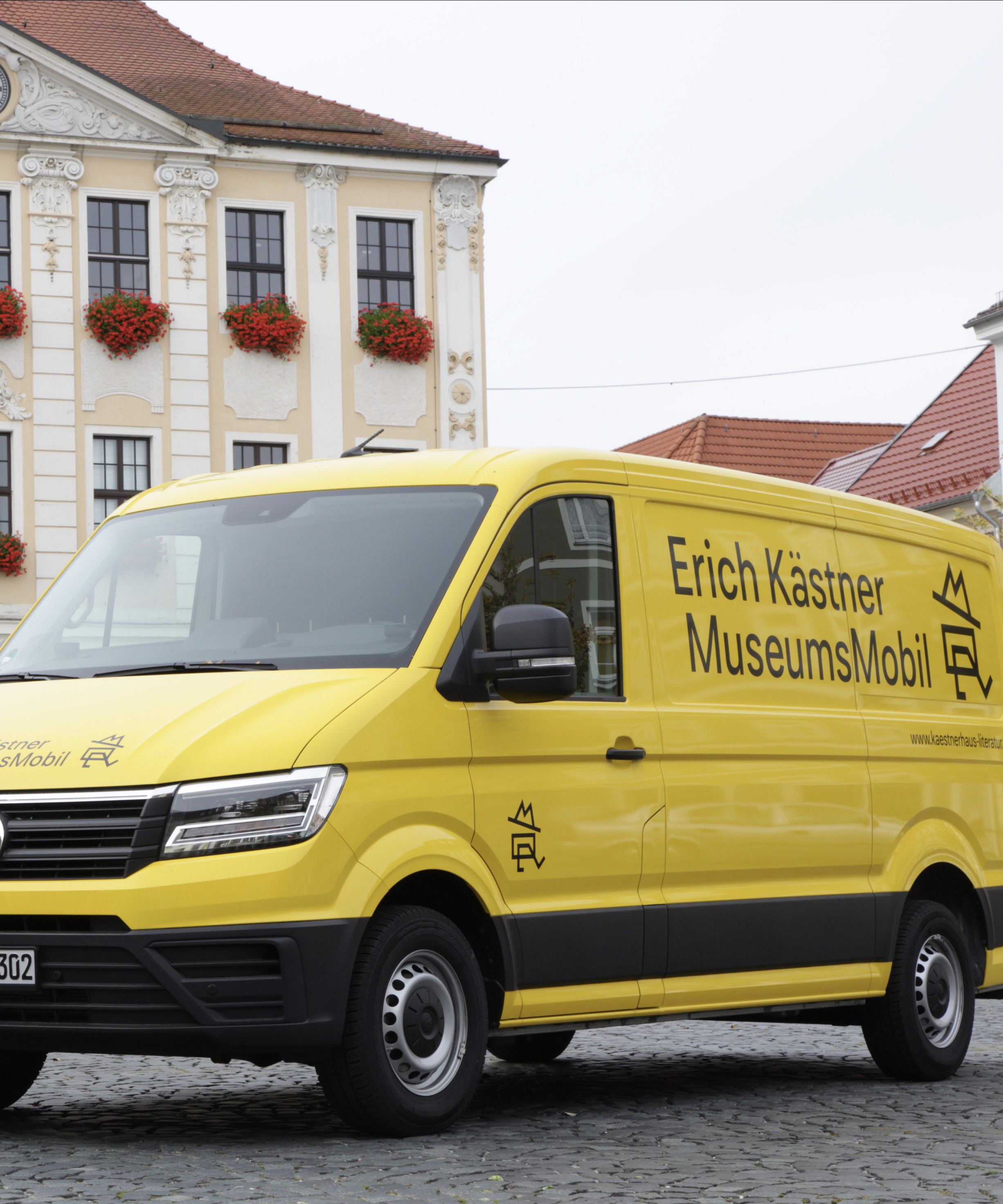 Das Erich Kästner MuseumsMobil auf einem Marktplatz